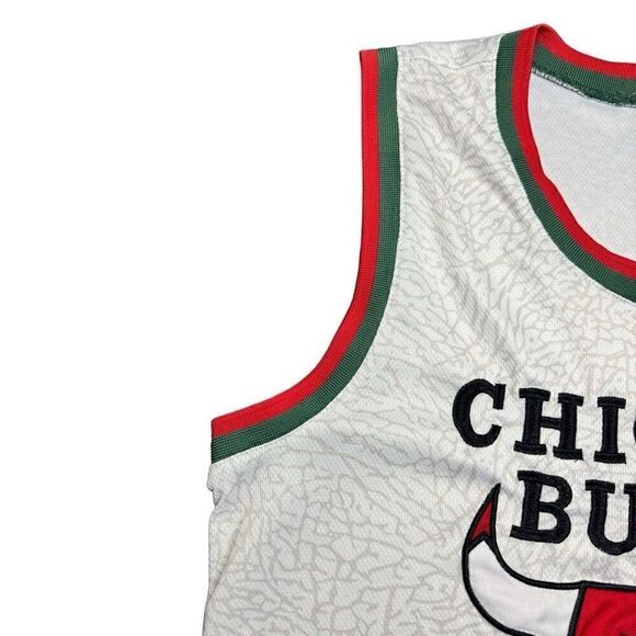 NBA Chicago Bulls Rare Jersey Mens M Green/Red Trim Embroidered Logo Cream - Picture 3 of 13